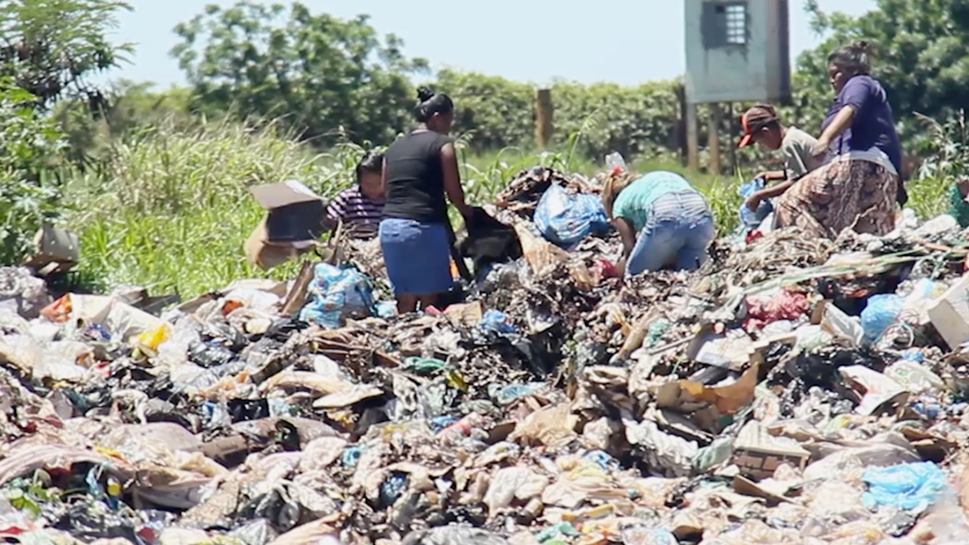 Members of the Guarani Kaiowá indigenous group in Mato Grosso do Sul state, Brazil, search through a landfill for food and clothes © Earthsight / De Olho nos Ruralistas