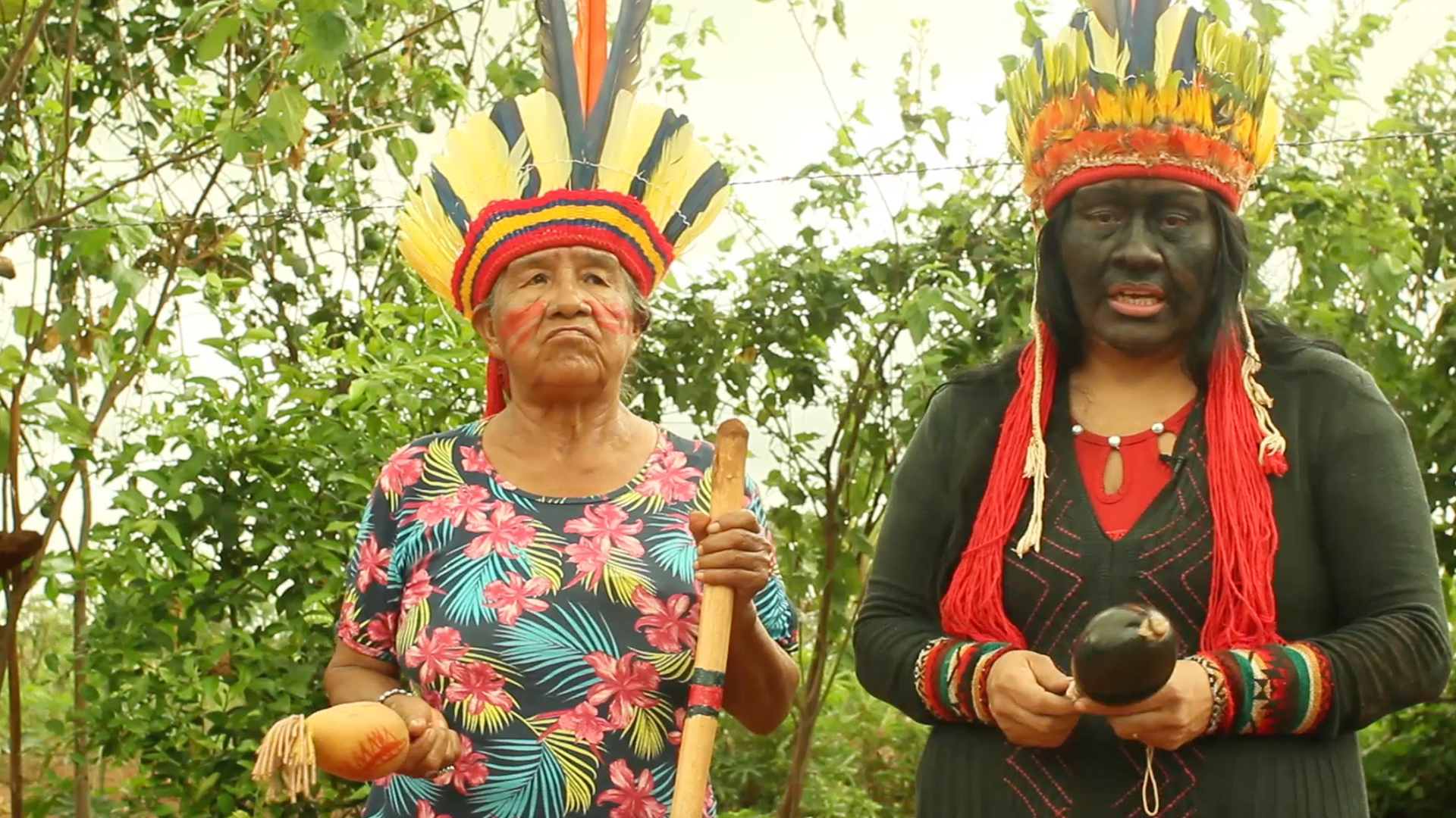 Valdelice Veron (right) with her mother Júlia Cavalheira at Takuara © Earthsight / De Olho nos Ruralistas