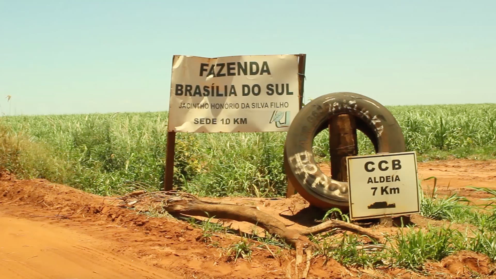 The entrance sign for Brasília do Sul bears the name of the late cattle baron Jacintho Honório da Silva Filho, who bought the land in 1966 © Earthsight / De Olho nos Ruralistas