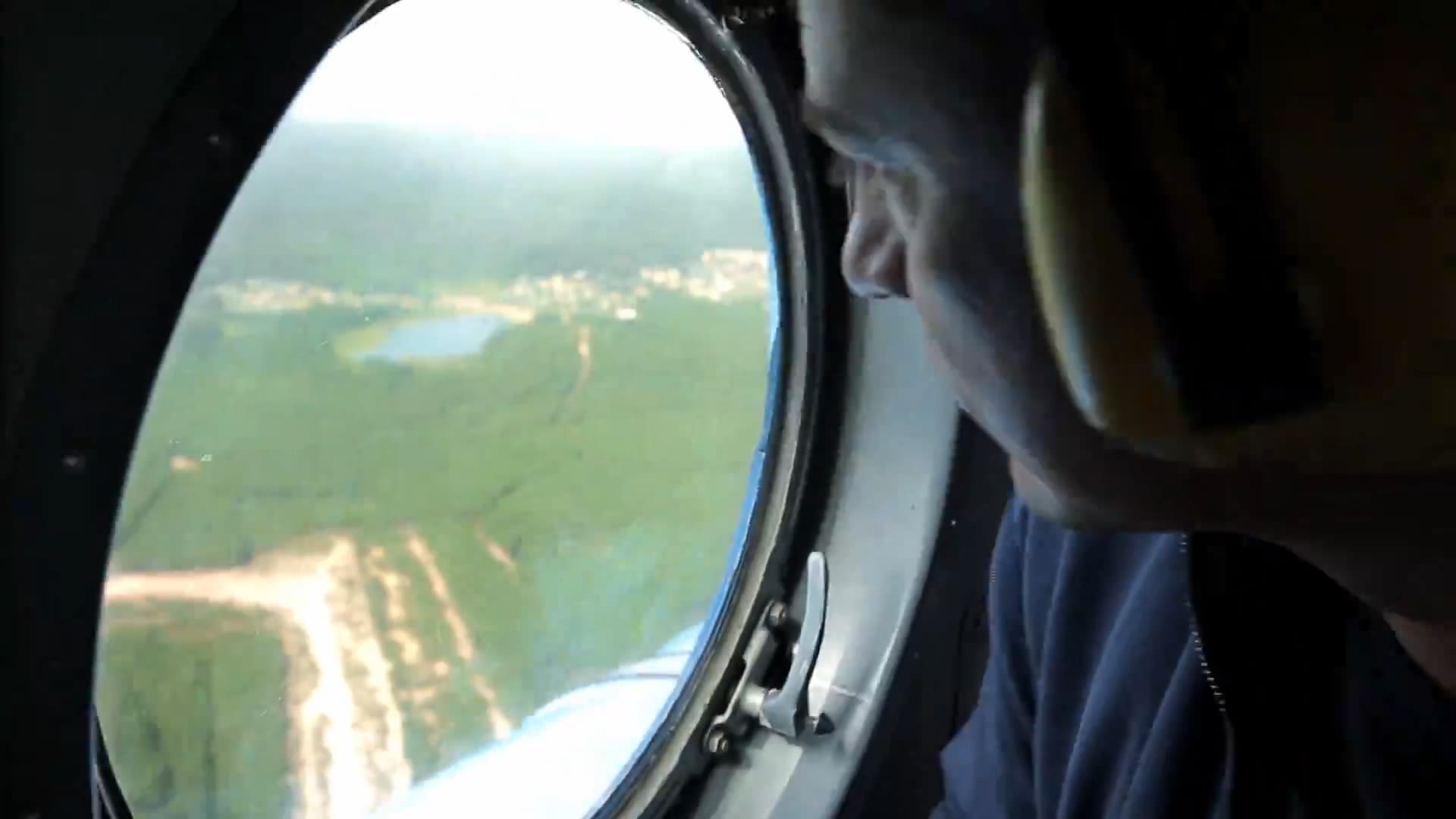 Bakurov aboard a helicopter flying over the Russian taiga. Source: ExportLes / Julia Kiseleva / YouTube